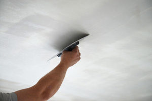 L'enduit permet de réparer les irrégularités et fissures du plafond