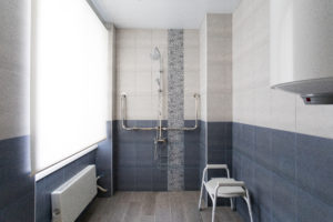 salle de bain pour PMR