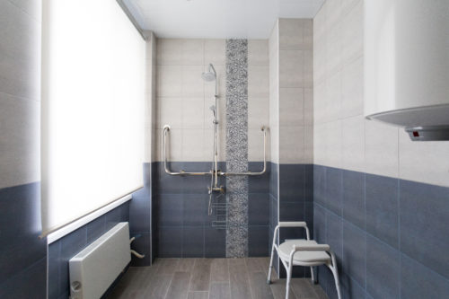 Aménagement d'une salle de bain pour personne agée: prix, normes, devis