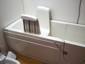 Handicapped disabled access bathroom bathtub with electric handles Baignoire PMR