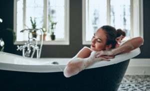 femme-détendue-baignoire-ilot femme détendue dans sa baignoire îlot