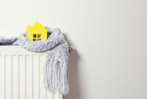 quel chauffage choisir maison jaune enroulée dans une écharpe
