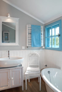Petite salle de bains avec carrelage à mi-hauteur Petite salle de bains avec carrelage à mi-hauteur