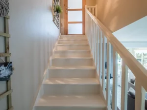 Escalier de maison repeint au niveau du sol et murs