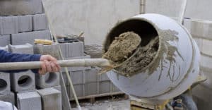 Gâchage du mortier dans une bétonnière