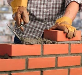 Construction d'un mur en brique