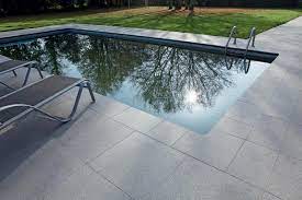 Terrasse de piscine en béton décoratif