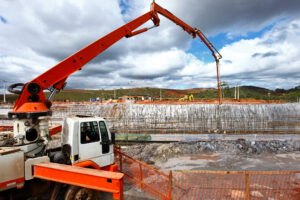 Répartir béton sur chantier